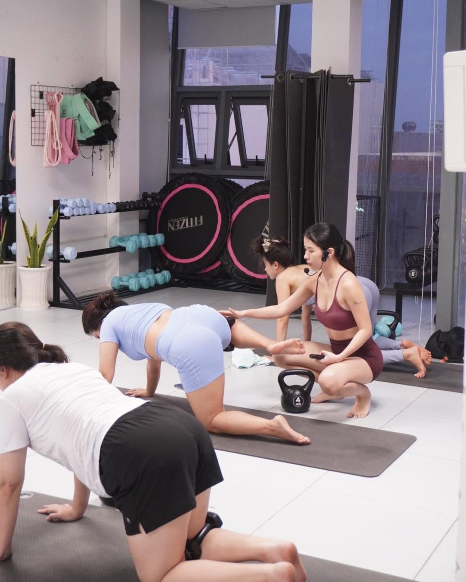Coach hướng dẫn học viên trong lớp tập