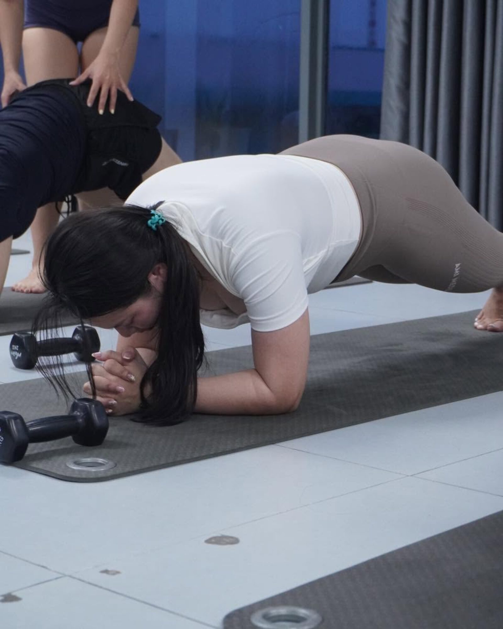 Lớp tập plank cùng dây kháng lực