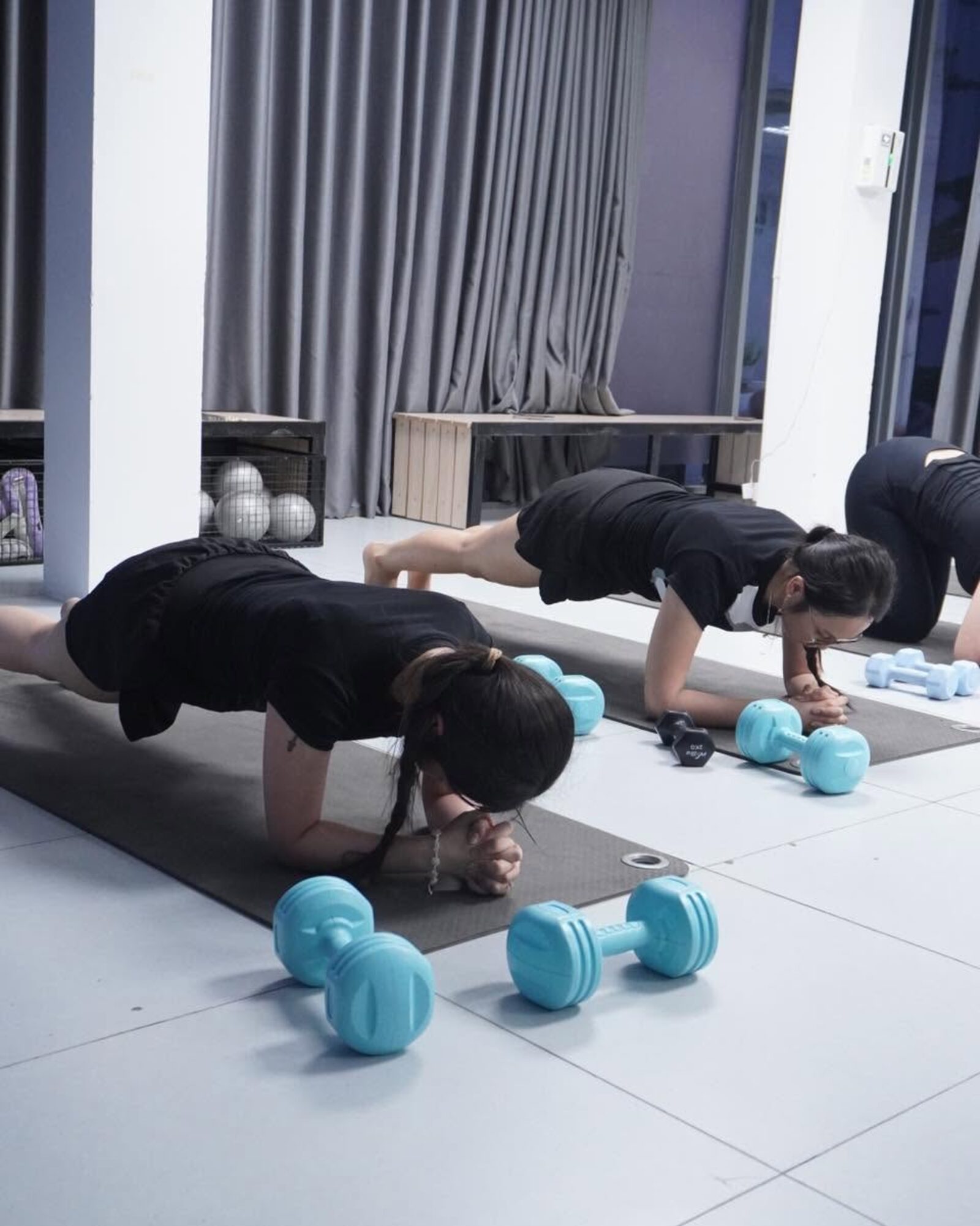 Lớp tập plank kết hợp tạ